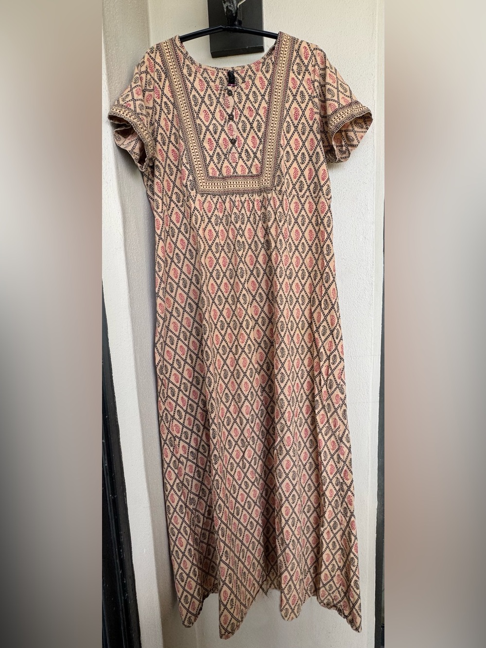 Shyla Beige Dress Red/Black Geometric/Floral Print Short Cap Sleeve Round Neck M